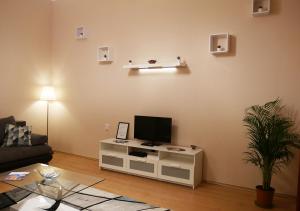 uma sala de estar com uma televisão num armário branco em CasaMia-Elegant Central Vaci St.Apt em Budapeste