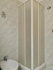 W łazience znajduje się prysznic, toaleta i umywalka. w obiekcie Monfenera Apartment 2 w mieście Palermo