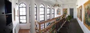 um corredor com uma escada num edifício com janelas em Wytchnienie em Lublin