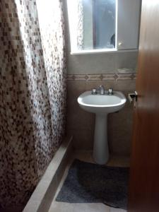 baño con lavabo y cortina de ducha en Complejo Lucas Frente al Mar en Mar de Ajó