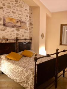 ein Schlafzimmer mit einem Bett mit gelben Kissen darauf in der Unterkunft L'arciere in Celano