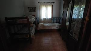 una stanza con due letti a castello e una finestra di La Romeria a Punta del Este Altre 8 foto