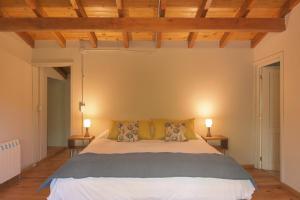 a bedroom with a large bed with two lamps at Bog Antilhue - Casa 2 cuartos in Villa La Angostura