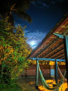 una hamaca frente a un edificio por la noche en Toka do NIKO, en Ilhabela