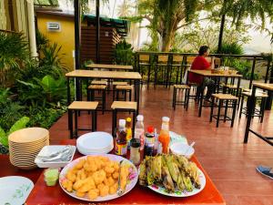 una mesa con platos de comida encima en ศรีสุภาวดีรีสอร์ท-Srisupawadee resort, en Prachuap Khiri Khan