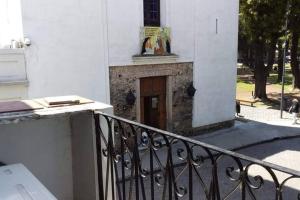 ein weißes Gebäude mit einer Tür und einem Balkon in der Unterkunft Hermosa casa en el corazón del barrio histórico in Colonia del Sacramento