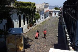 コロニア・デル・サクラメントにあるHermosa casa en el corazón del barrio históricoの路地を歩く二人