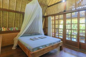 Tempat tidur dalam kamar di Palm Beach Villas Bali