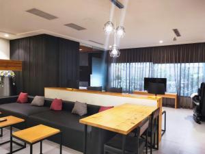 uma sala de estar com um sofá e uma mesa em Roppongi Motel em Pingtung