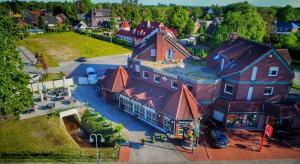 eine Luftansicht eines großen Hauses mit Hof in der Unterkunft Hotel Friesenhof in Westoverledingen