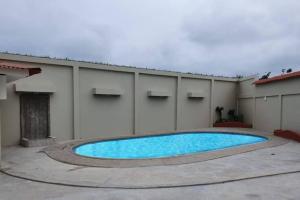 a swimming pool in front of a building at Renovada Casa Familiar con piscina en Salinas in Salinas