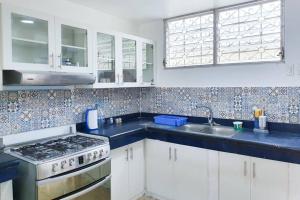 Virtuvė arba virtuvėlė apgyvendinimo įstaigoje Renovada Casa Familiar con piscina en Salinas