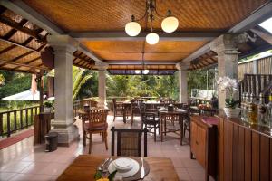 una zona de comedor al aire libre con mesas y sillas en Ketut's Place Bed & Breakfast Ubud, en Ubud