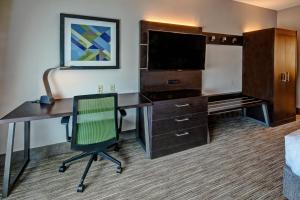 En TV eller et underholdningssystem på Holiday Inn Express Hotel & Suites Jackson Northeast, an IHG Hotel