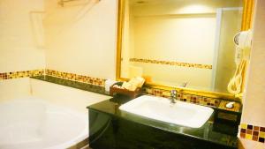 Koupelna v ubytování Aiyaree Place Hotel SHA PLUS