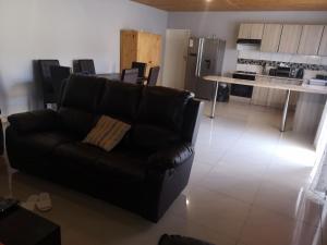 Kuchyň nebo kuchyňský kout v ubytování Tuvawa Luxury Suites + 14 fotografií