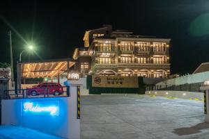 Peldbaseins naktsmītnē 墾丁南灣Relaxury旅浪沙戀民宿 vai tās tuvumā