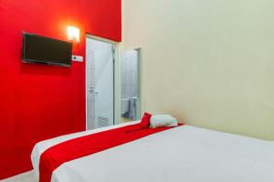 Säng eller sängar i ett rum på RedDoorz Syariah @ Kertomenanggal Surabaya