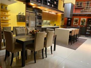 斯利馬的住宿－Sliema La Loggia DeLuxe Suites，厨房以及带桌椅的用餐室。