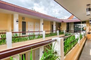 a balcony of a building with plants at RedDoorz Syariah near Kebon Rojo Park Blitar in Karangtengah