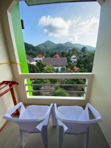 Nespecifikovaný výhled na hory nebo výhled na hory při pohledu z hostelu
