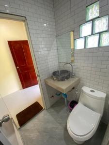 Koupelna v ubytování Budchui Guesthouse