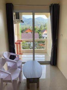 Nespecifikovaný výhled na hory nebo výhled na hory při pohledu z hostelu
