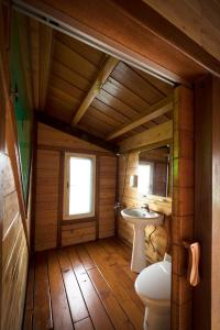 成功的住宿－三仙台比西里岸營地/渡假小木屋，客房内设有带卫生间和盥洗盆的浴室