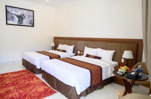 Postel nebo postele na pokoji v ubytování Nhat Quang Hotel