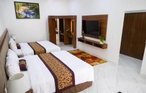 Postel nebo postele na pokoji v ubytování Nhat Quang Hotel