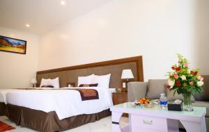 Postel nebo postele na pokoji v ubytování Nhat Quang Hotel