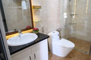 Koupelna v ubytování Nhat Quang Hotel