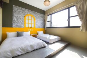 Rúm í herbergi á 東立方旅宿-East Cube B&B