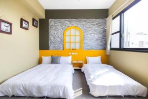 Rúm í herbergi á 東立方旅宿-East Cube B&B