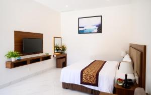 Postel nebo postele na pokoji v ubytování Nhat Quang Hotel