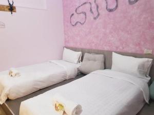 Rúm í herbergi á 東立方旅宿-East Cube B&B