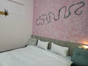 Rúm í herbergi á 東立方旅宿-East Cube B&B