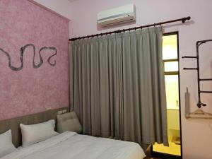 Rúm í herbergi á 東立方旅宿-East Cube B&B
