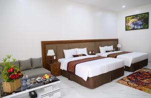 Postel nebo postele na pokoji v ubytování Nhat Quang Hotel
