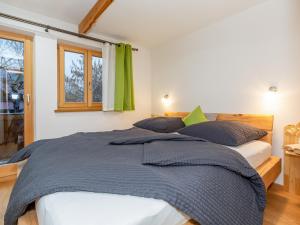 een slaapkamer met een groot bed en groene gordijnen bij Ferienwohnungen Bürger in Reit im Winkl