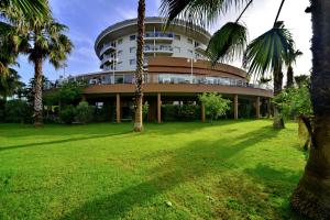 un edificio con palmeras delante en Seaden Sea World Resort & Spa All Inclusive, en Kizilagac