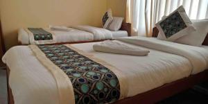 um par de camas num quarto de hotel em Hotel Nana Pokhara em Pokhara