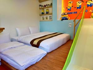 Giường trong phòng chung tại 墾丁南灣海遇親子 Meet you Nanwan