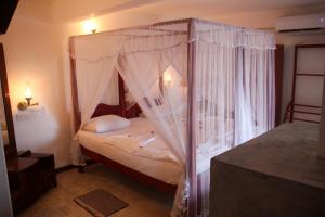 Postel nebo postele na pokoji v ubytování Shanthi Beach Resort + 37 fotografií