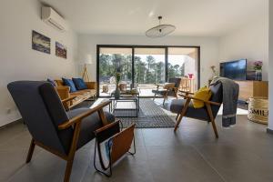 A seating area at Hotel Calarossa Bay Resort