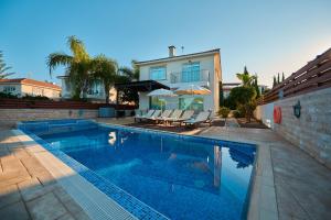 Bazén v ubytování Beach Front Bella Vista by Ezoria Villas nebo v jeho okolí