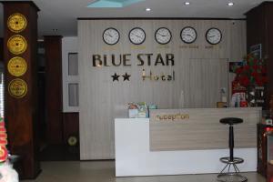 un hotel de estrellas azul con relojes en la pared en Blue Star Hotel, en Nha Trang