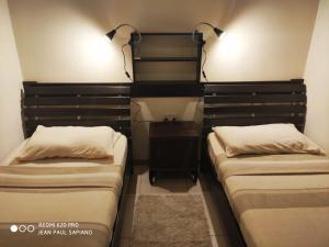 - 2 lits dans une chambre avec 2 lampes dans l'établissement Sliema central apartment, à Sliema