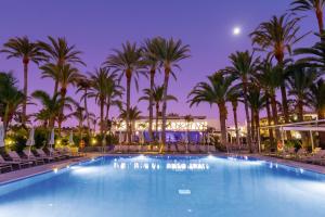 Bazén v ubytování Hotel Riu Palace Palmeras - All Inclusive nebo v jeho okolí