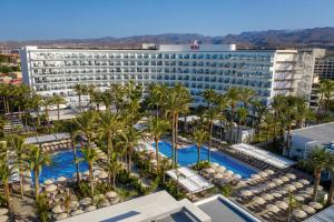 eine Luftansicht eines Hotels mit Palmen in der Unterkunft Hotel Riu Palace Palmeras - All Inclusive in Playa del Ingles